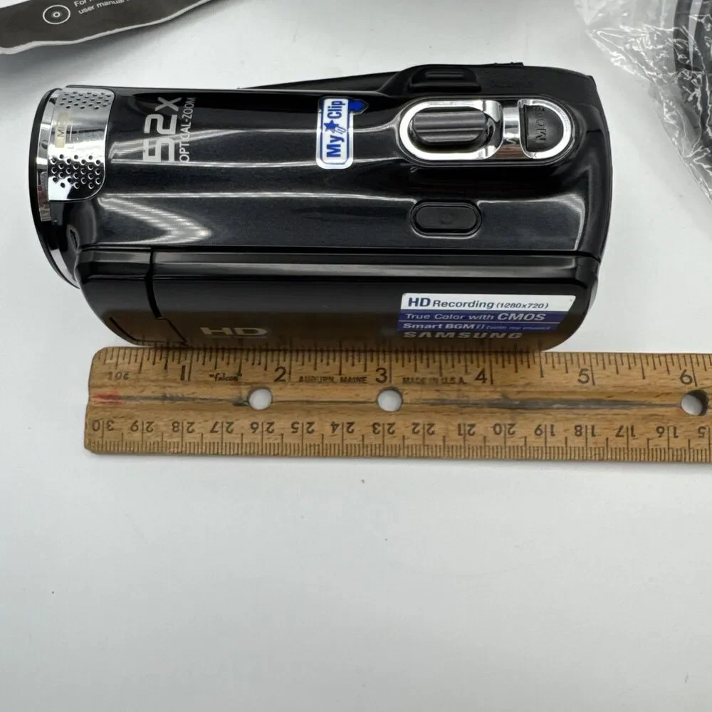 Samsung HMX-F80 HD Camcorder 16GB SD Card Case Battery Charger EUC